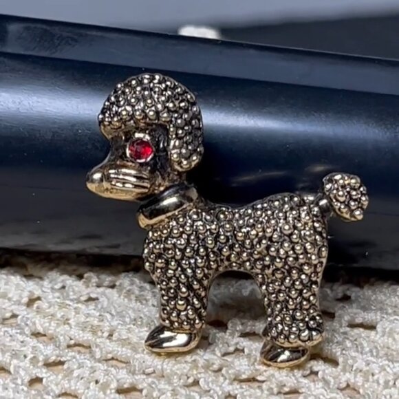 Vintage 1950s ES French Poodle Brooch Gold-Tone Lapel Pin Red Rhinestone Eye - Picture 6 of 7